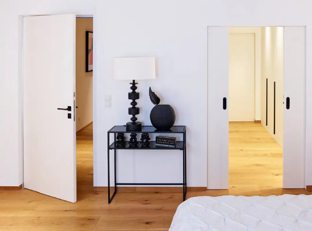 Schlafzimmer mit weißen Innentüren, Schiebetür, schwarze Griffe